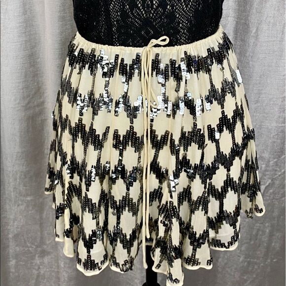 ⭐️ Elizabeth and James Sequined Mini NWOT - Picture 1 of 7